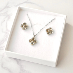 【11月限定】シトリンの小さなお花ネックレス　サージカルステンレス　シンプル　ギフト 3枚目の画像