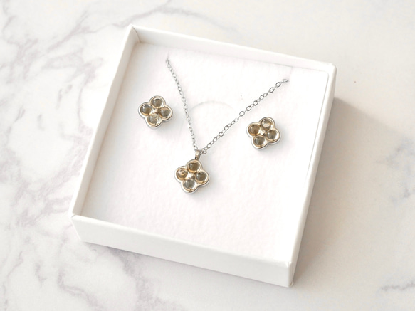 【11月限定】シトリンの小さなお花ネックレス　サージカルステンレス　シンプル　ギフト 3枚目の画像