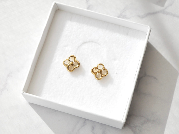 【11月限定】シトリンの小さなお花ネックレス　サージカルステンレス　シンプル　ギフト 6枚目の画像