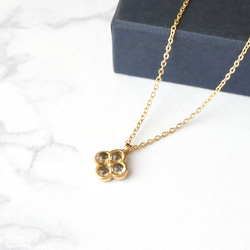 【11月限定】シトリンの小さなお花ネックレス　サージカルステンレス　シンプル　ギフト 5枚目の画像