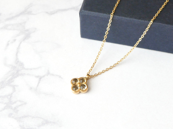 【11月限定】シトリンの小さなお花ネックレス　サージカルステンレス　シンプル　ギフト 5枚目の画像
