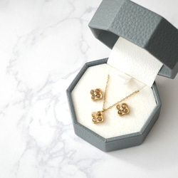 【11月限定】シトリンの小さなお花ネックレス　サージカルステンレス　シンプル　ギフト 1枚目の画像