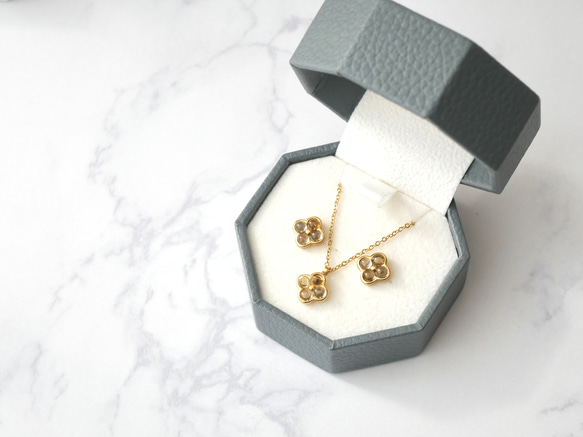 【11月限定】シトリンの小さなお花ネックレス　サージカルステンレス　シンプル　ギフト 1枚目の画像