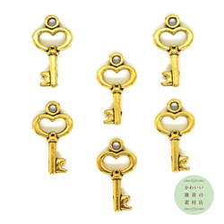 小さな中空のハートの形の鍵のチャーム（アンティークゴールド/ハートキー）6個セット #C-0383 1枚目の画像