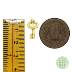 小さな中空のハートの形の鍵のチャーム（アンティークゴールド/ハートキー）6個セット #C-0383 4枚目の画像