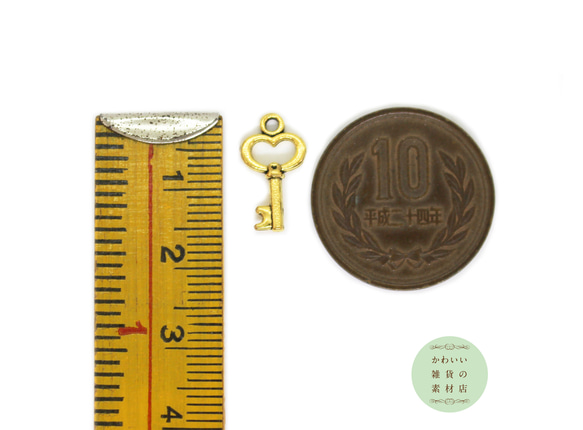 小さな中空のハートの形の鍵のチャーム（アンティークゴールド/ハートキー）6個セット #C-0383 4枚目の画像