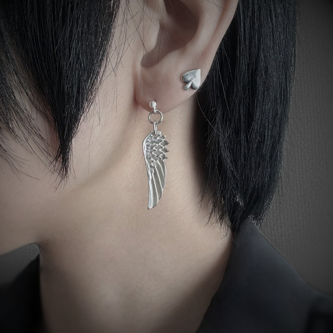 【Angel】意志を纏う 片翼フェザー ピアス／イヤリング 非対称 ゴシック シルバーアクセサリー