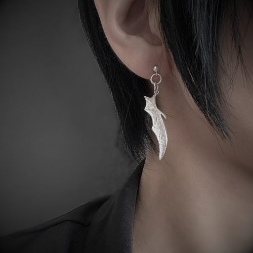 Devil】意志を纏う 片翼フェザー ピアス／イヤリング 非対称 ゴシック