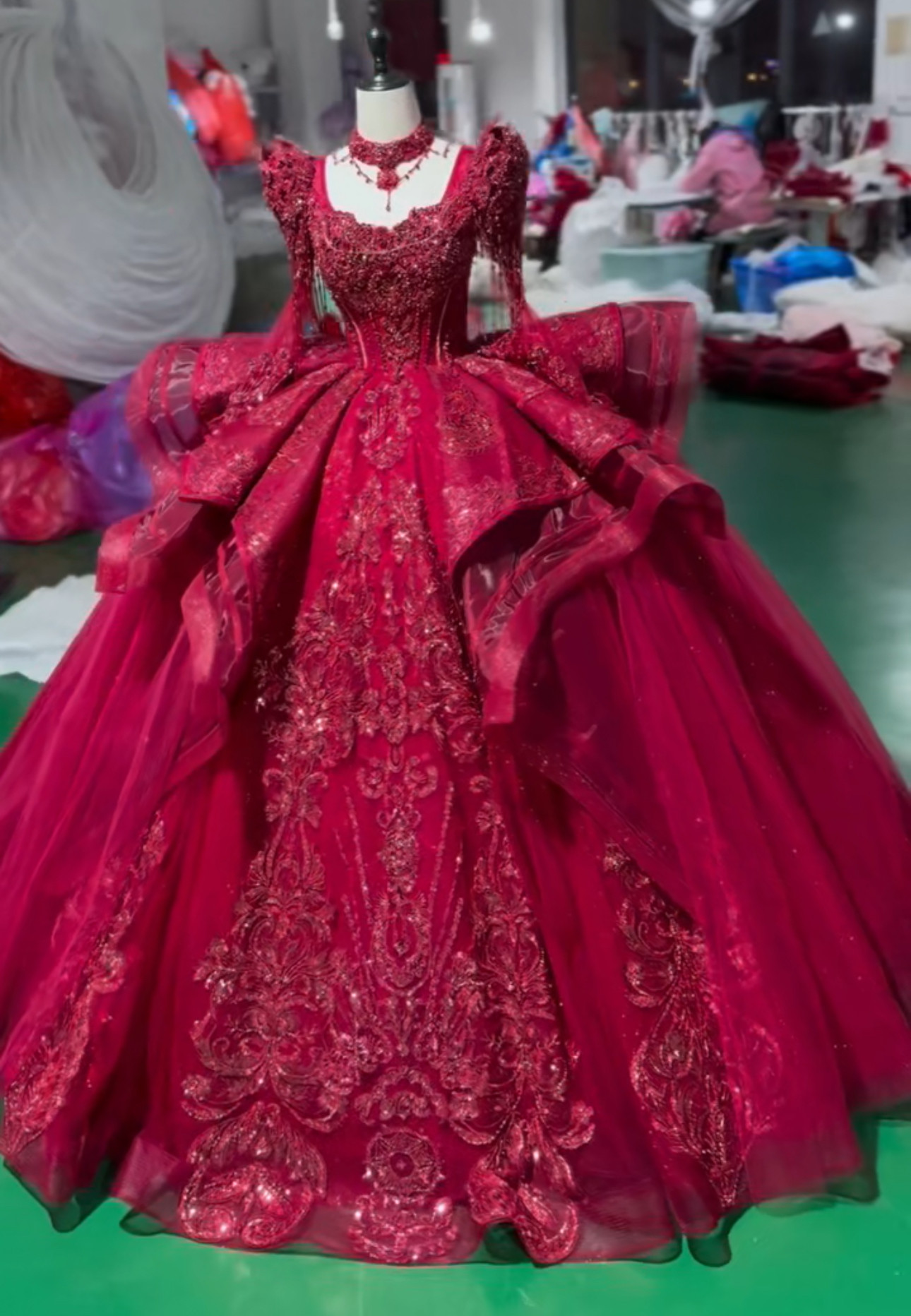 激安　豪華　赤　ラッフルスカート　上品　魅惑のレース　編み上げ　サイズオーダー　チュール　グッリター　前撮り長袖秋婚冬婚 44,076円