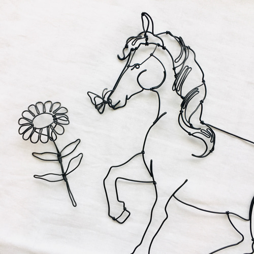 ワイヤーアート ワイヤーオブジェ　馬　うま　午年　干支 来年の干支、午（うま） 完成しました〜〜！ 競走馬にしたかったけど