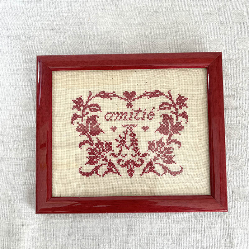 刺繍額もの　赤糸刺繍　友情　木製赤いフレーム　クロスステッチ　12otea2