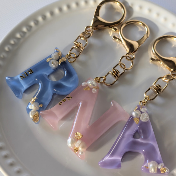 名入れ　レジン　淡水パール　キーホルダー　ギフト　ペア　お揃い　結婚式　推し活　出産祝い　入園　入学　メモリアル 4枚目の画像