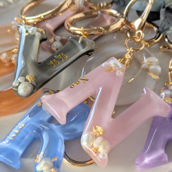 名入れ　レジン　淡水パール　キーホルダー　ギフト　ペア　お揃い　結婚式　推し活　出産祝い　入園　入学　メモリアル 3枚目の画像