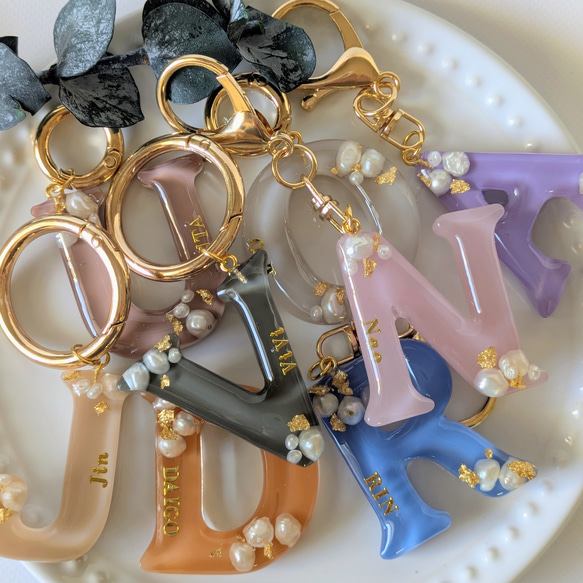 名入れ　レジン　淡水パール　キーホルダー　ギフト　ペア　お揃い　結婚式　推し活　出産祝い　入園　入学　メモリアル 2枚目の画像