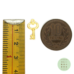 小さな中空のハートの形の鍵のチャーム（ゴールド/ハートキー）6個セット #C-0384 4枚目の画像