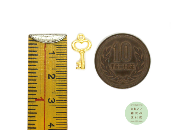 小さな中空のハートの形の鍵のチャーム（ゴールド/ハートキー）6個セット #C-0384 4枚目の画像