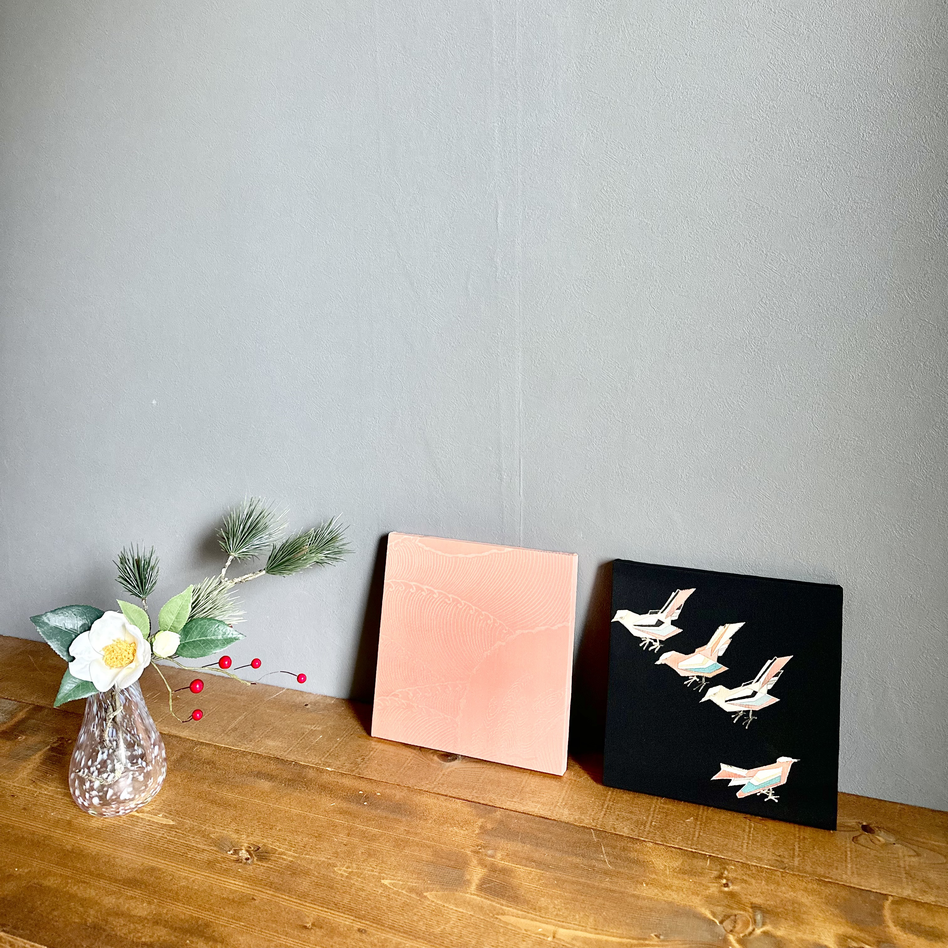 着物のファブリックパネル　桜色と遊ぶ小鳥（2枚セット） 22×22cm インテリア　着物リメイク　アートパネル　正月飾り