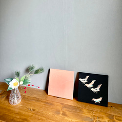 着物のファブリックパネル　桜色と遊ぶ小鳥（2枚セット） 22×22cm インテリア　着物リメイク　アートパネル　正月飾り 14枚目の画像