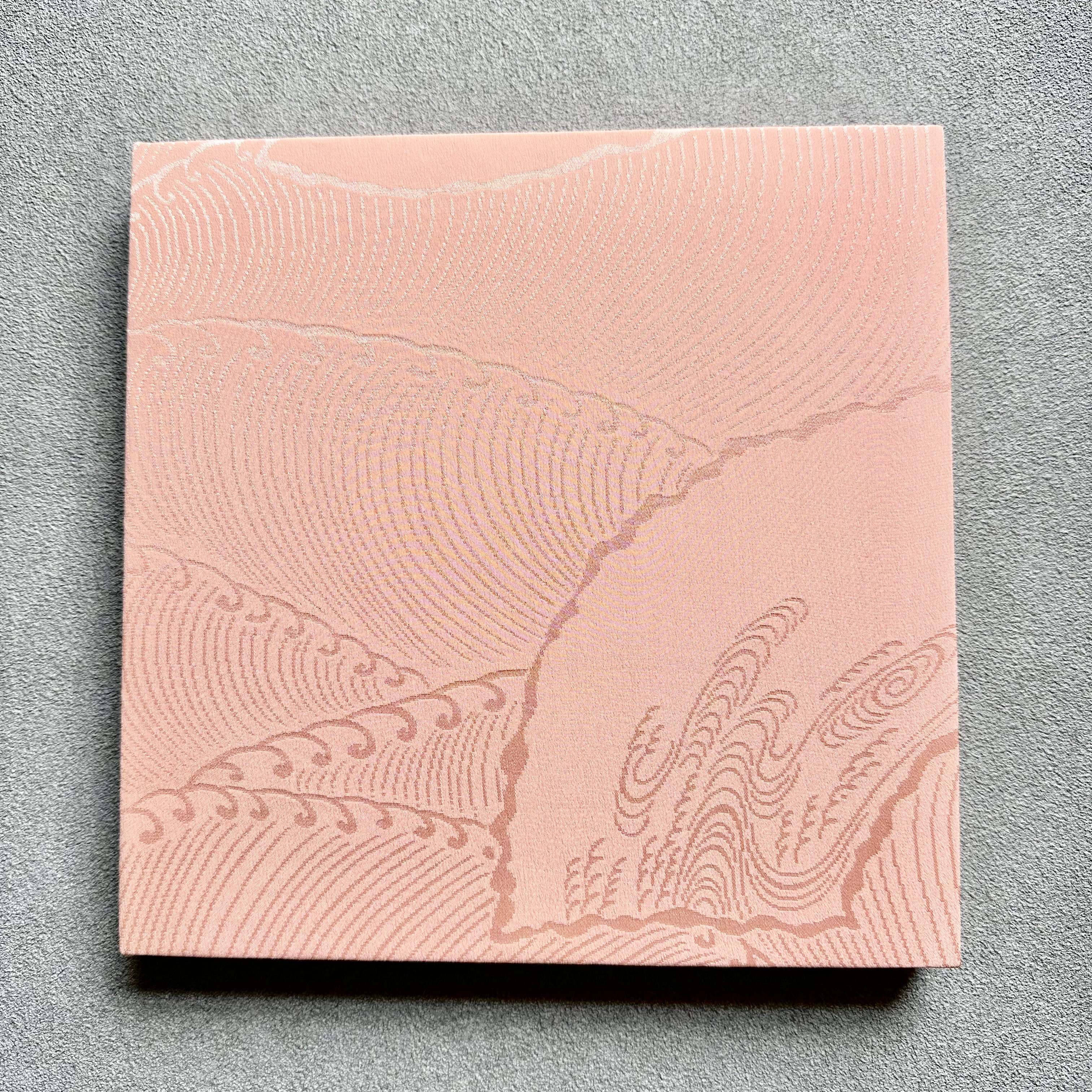 着物のファブリックパネル　桜色と遊ぶ小鳥（2枚セット） 22×22cm インテリア　着物リメイク　アートパネル　正月飾り