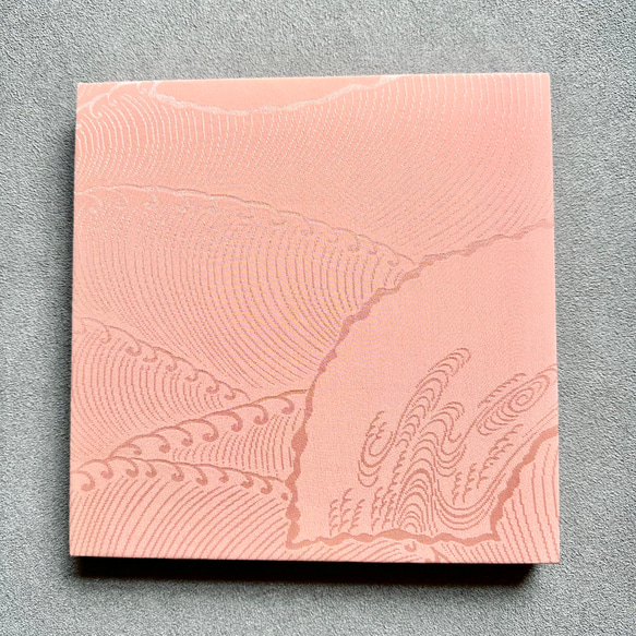 着物のファブリックパネル　桜色と遊ぶ小鳥（2枚セット） 22×22cm インテリア　着物リメイク　アートパネル　正月飾り 10枚目の画像