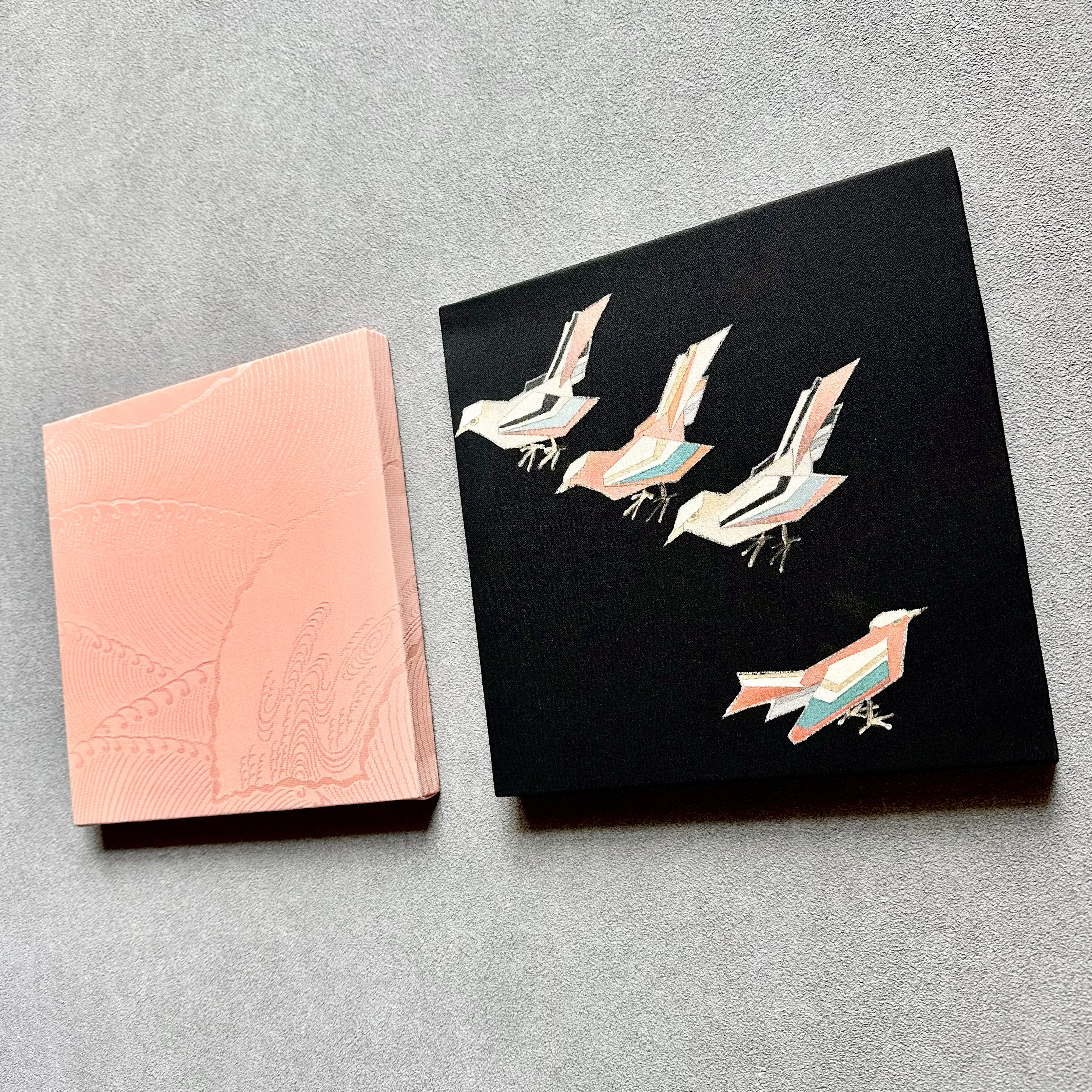 着物のファブリックパネル　桜色と遊ぶ小鳥（2枚セット） 22×22cm インテリア　着物リメイク　アートパネル　正月飾り