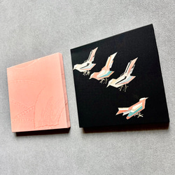 着物のファブリックパネル　桜色と遊ぶ小鳥（2枚セット） 22×22cm インテリア　着物リメイク　アートパネル　正月飾り 3枚目の画像