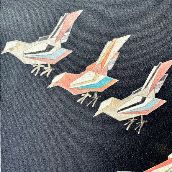 着物のファブリックパネル　桜色と遊ぶ小鳥（2枚セット） 22×22cm インテリア　着物リメイク　アートパネル　正月飾り 7枚目の画像