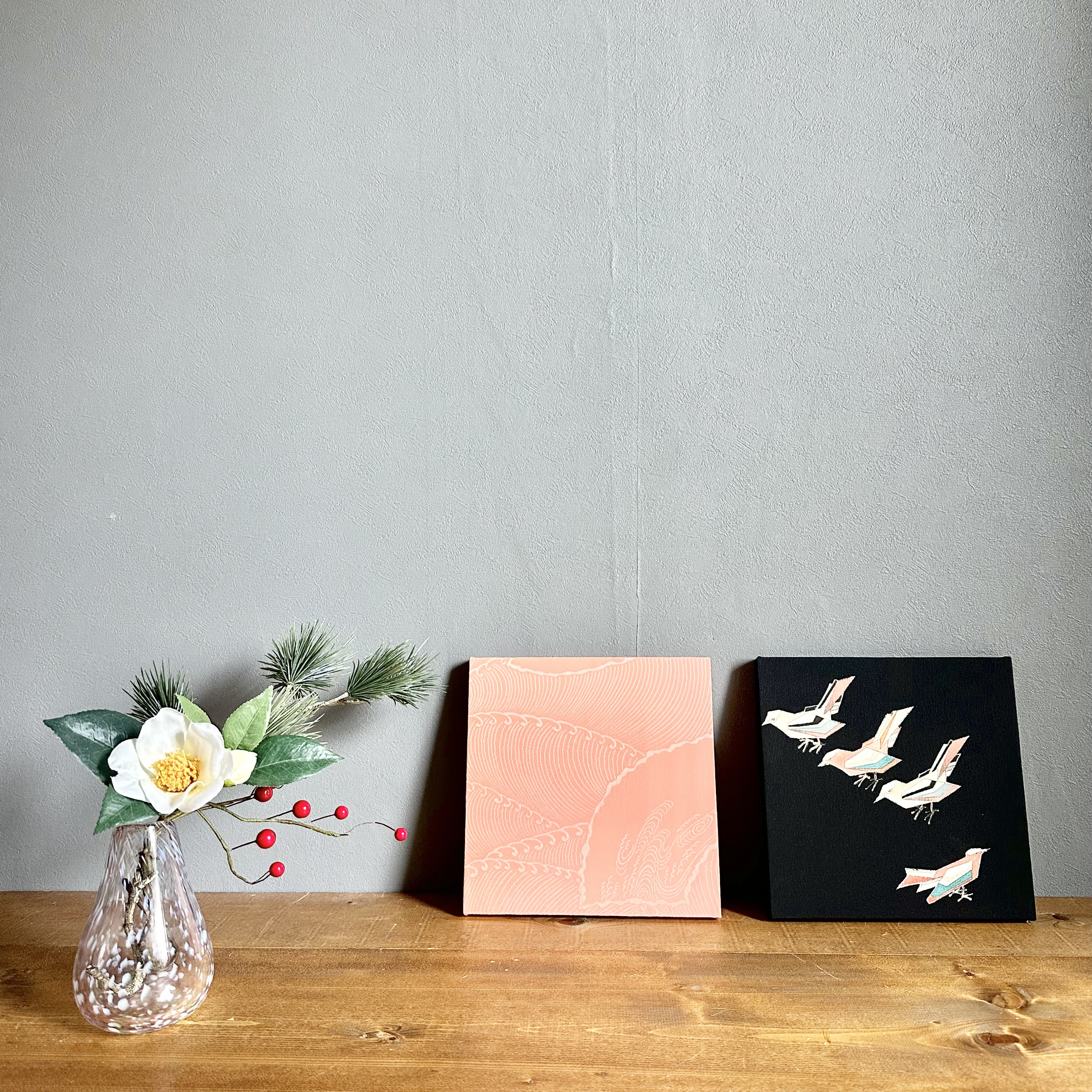 着物のファブリックパネル　桜色と遊ぶ小鳥（2枚セット） 22×22cm インテリア　着物リメイク　アートパネル　正月飾り
