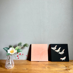 着物のファブリックパネル　桜色と遊ぶ小鳥（2枚セット） 22×22cm インテリア　着物リメイク　アートパネル　正月飾り 2枚目の画像