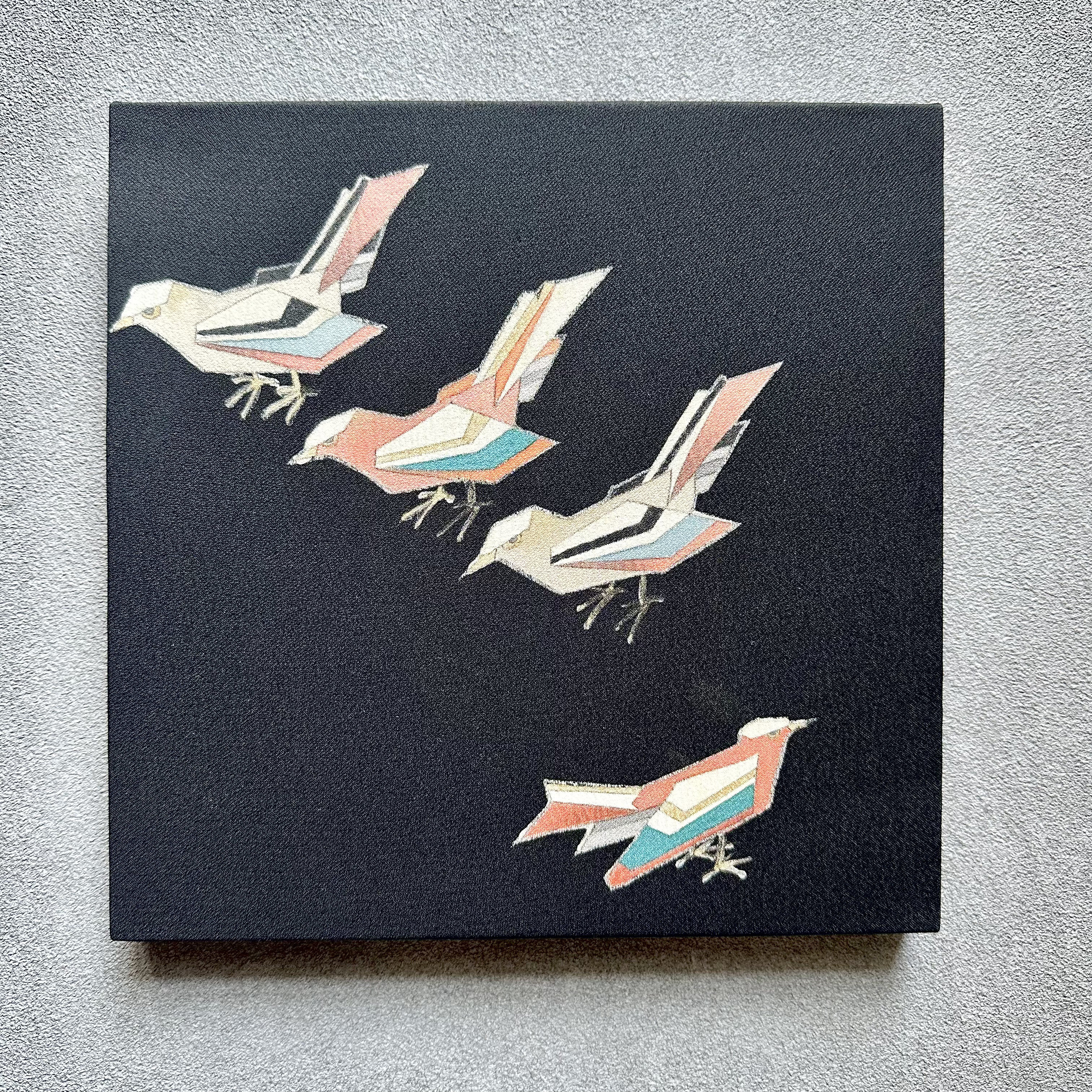 着物のファブリックパネル　桜色と遊ぶ小鳥（2枚セット） 22×22cm インテリア　着物リメイク　アートパネル　正月飾り