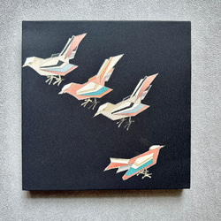 着物のファブリックパネル　桜色と遊ぶ小鳥（2枚セット） 22×22cm インテリア　着物リメイク　アートパネル　正月飾り 6枚目の画像