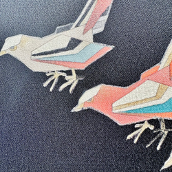 着物のファブリックパネル　桜色と遊ぶ小鳥（2枚セット） 22×22cm インテリア　着物リメイク　アートパネル　正月飾り 8枚目の画像