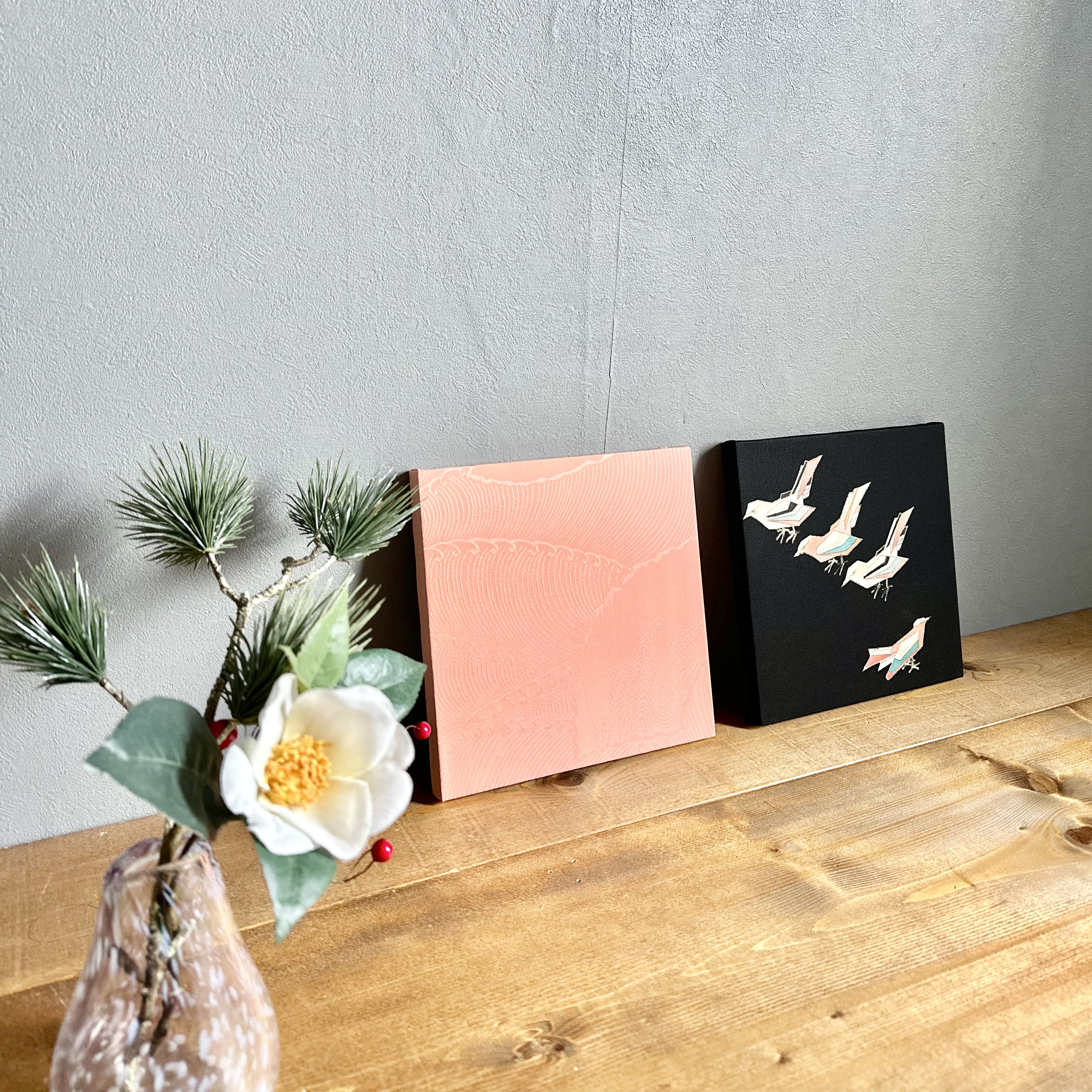 着物のファブリックパネル　桜色と遊ぶ小鳥（2枚セット） 22×22cm インテリア　着物リメイク　アートパネル　正月飾り