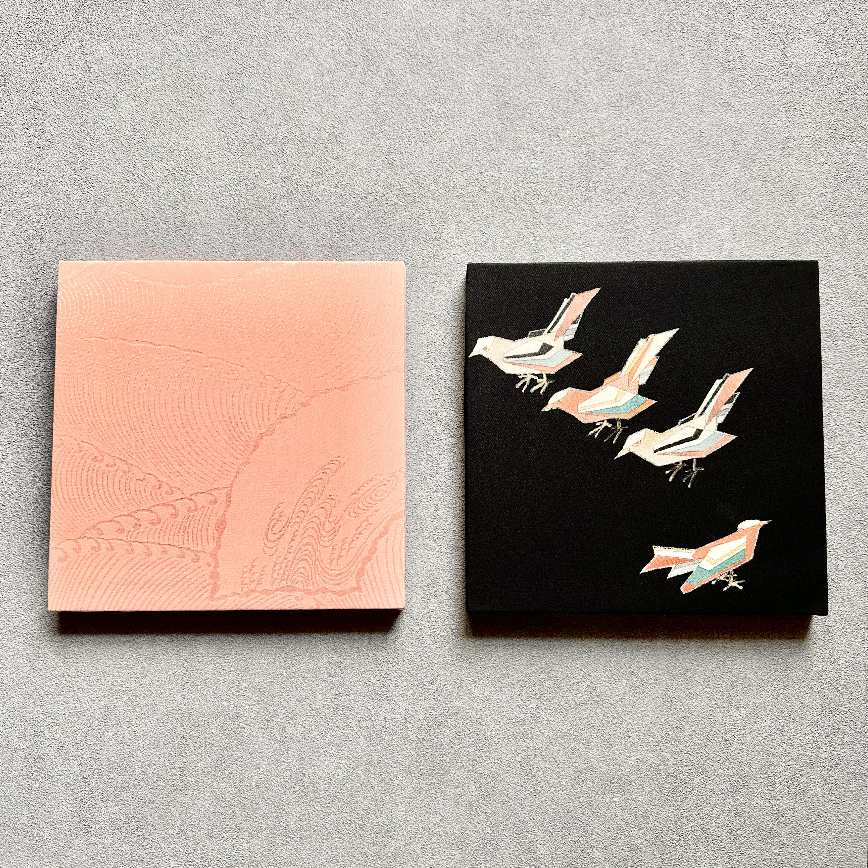 着物のファブリックパネル　桜色と遊ぶ小鳥（2枚セット） 22×22cm インテリア　着物リメイク　アートパネル　正月飾り