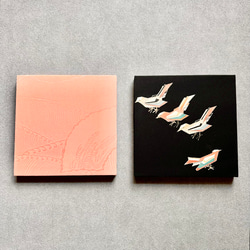 着物のファブリックパネル　桜色と遊ぶ小鳥（2枚セット） 22×22cm インテリア　着物リメイク　アートパネル　正月飾り 4枚目の画像