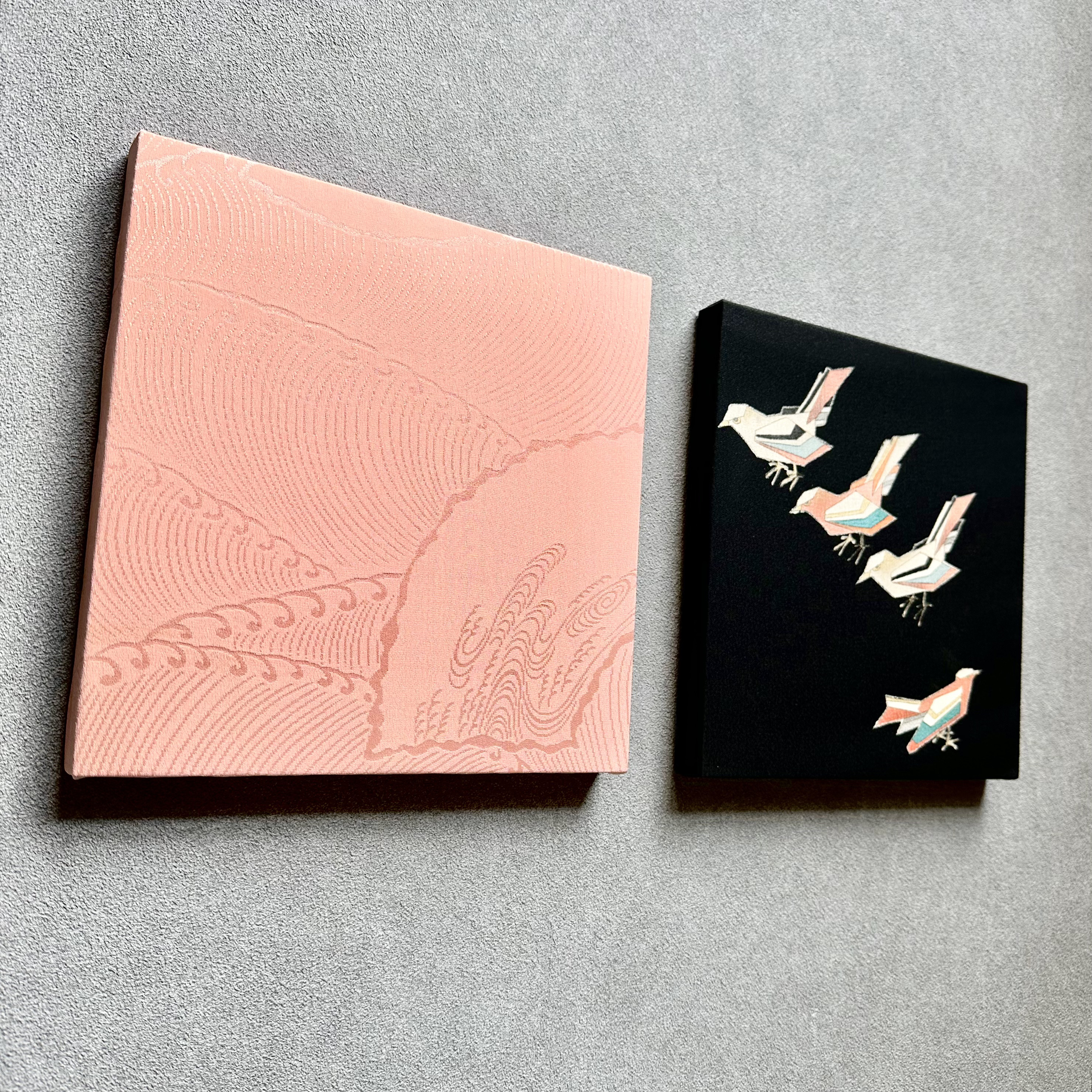 着物のファブリックパネル　桜色と遊ぶ小鳥（2枚セット） 22×22cm インテリア　着物リメイク　アートパネル　正月飾り