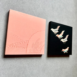 着物のファブリックパネル　桜色と遊ぶ小鳥（2枚セット） 22×22cm インテリア　着物リメイク　アートパネル　正月飾り 5枚目の画像
