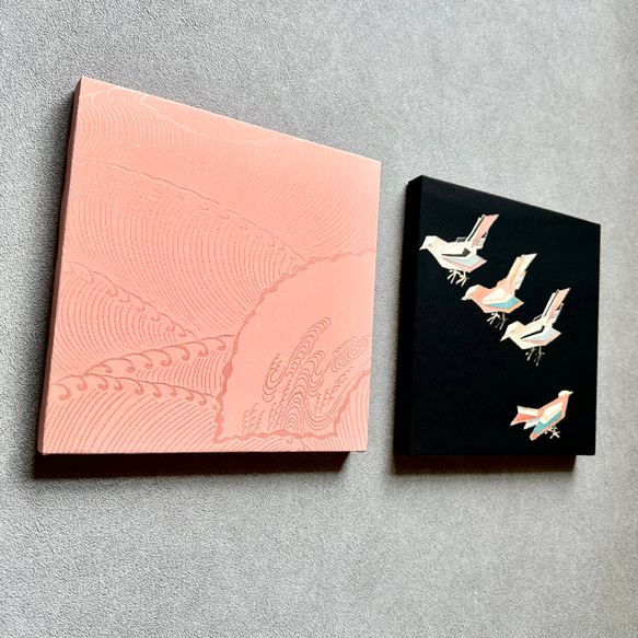 着物のファブリックパネル　桜色と遊ぶ小鳥（2枚セット） 22×22cm インテリア　着物リメイク　アートパネル　正月飾り 5枚目の画像