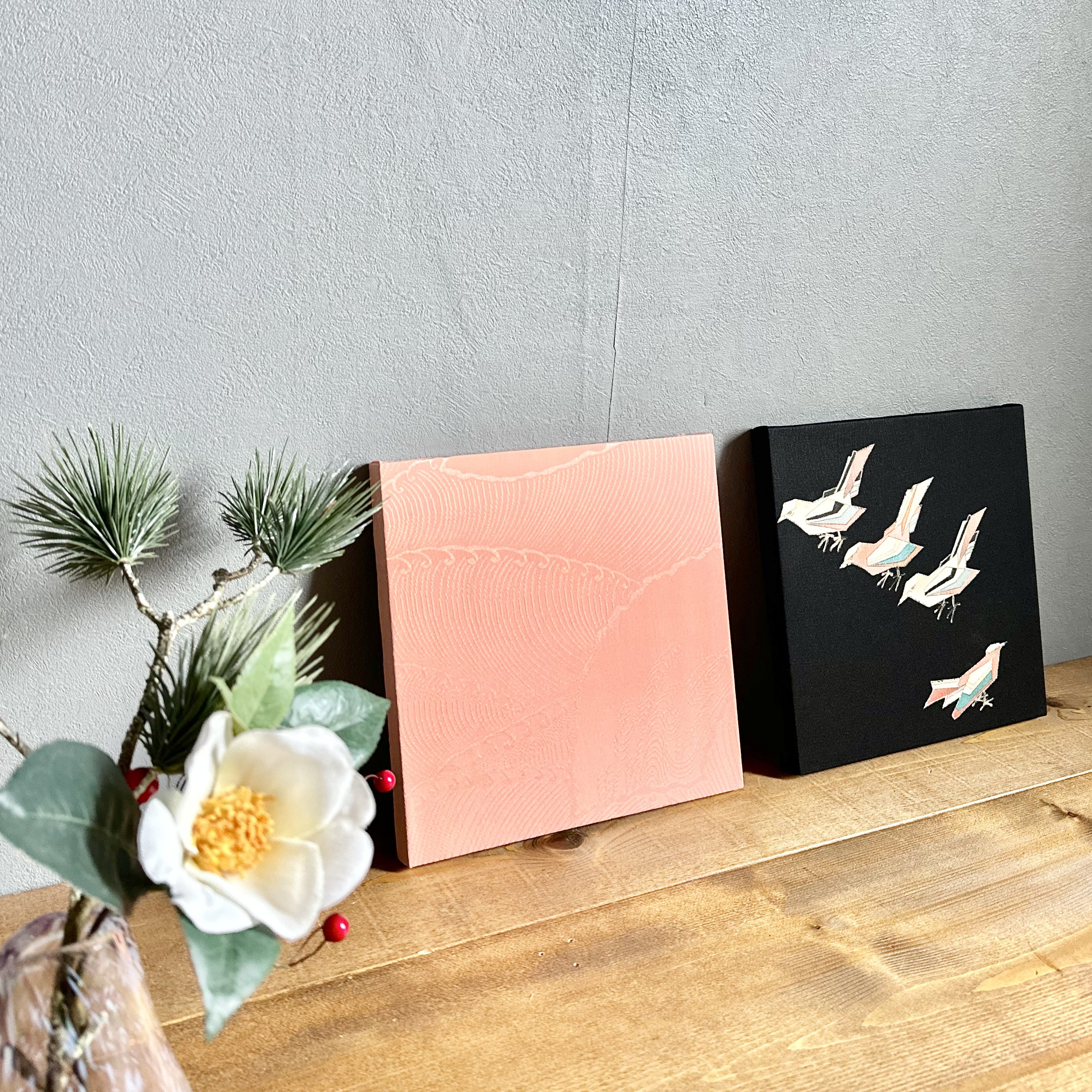着物のファブリックパネル　桜色と遊ぶ小鳥（2枚セット） 22×22cm インテリア　着物リメイク　アートパネル　正月飾り