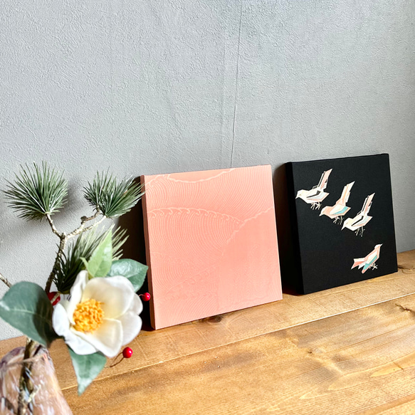 着物のファブリックパネル　桜色と遊ぶ小鳥（2枚セット） 22×22cm インテリア　着物リメイク　アートパネル　正月飾り 1枚目の画像