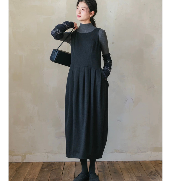 美シルエット　タック付きコクーンジャンパースカート　ポケット付き【秋冬春】ダークグレー 2枚目の画像