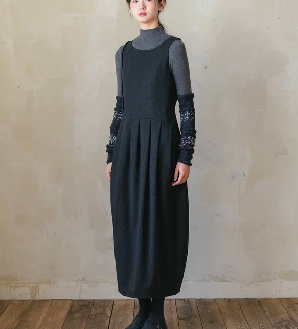 美シルエット　タック付きコクーンジャンパースカート　ポケット付き【秋冬春】ダークグレー 1枚目の画像