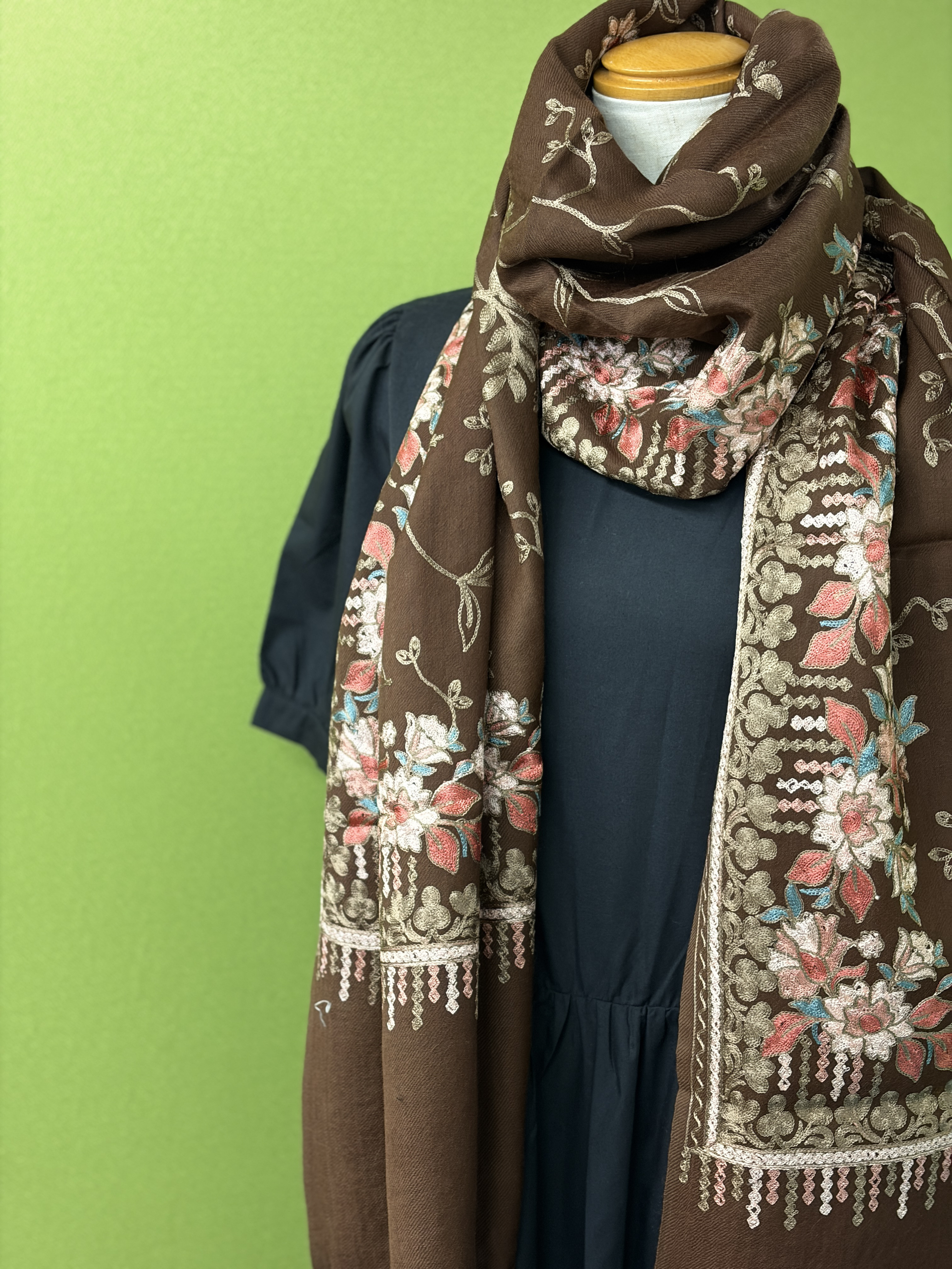 今年欲しいブラウン♪繊細な刺繍の大判ストール！B