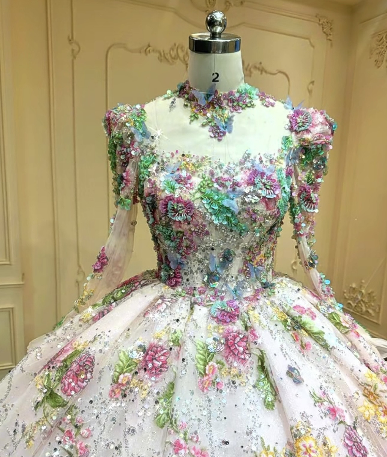 新作見逃さない　カラフル刺繍　カラードレス　憧れのドレス　プリンセスライン　長袖シースル　編みあげ背中空き　ブライダル