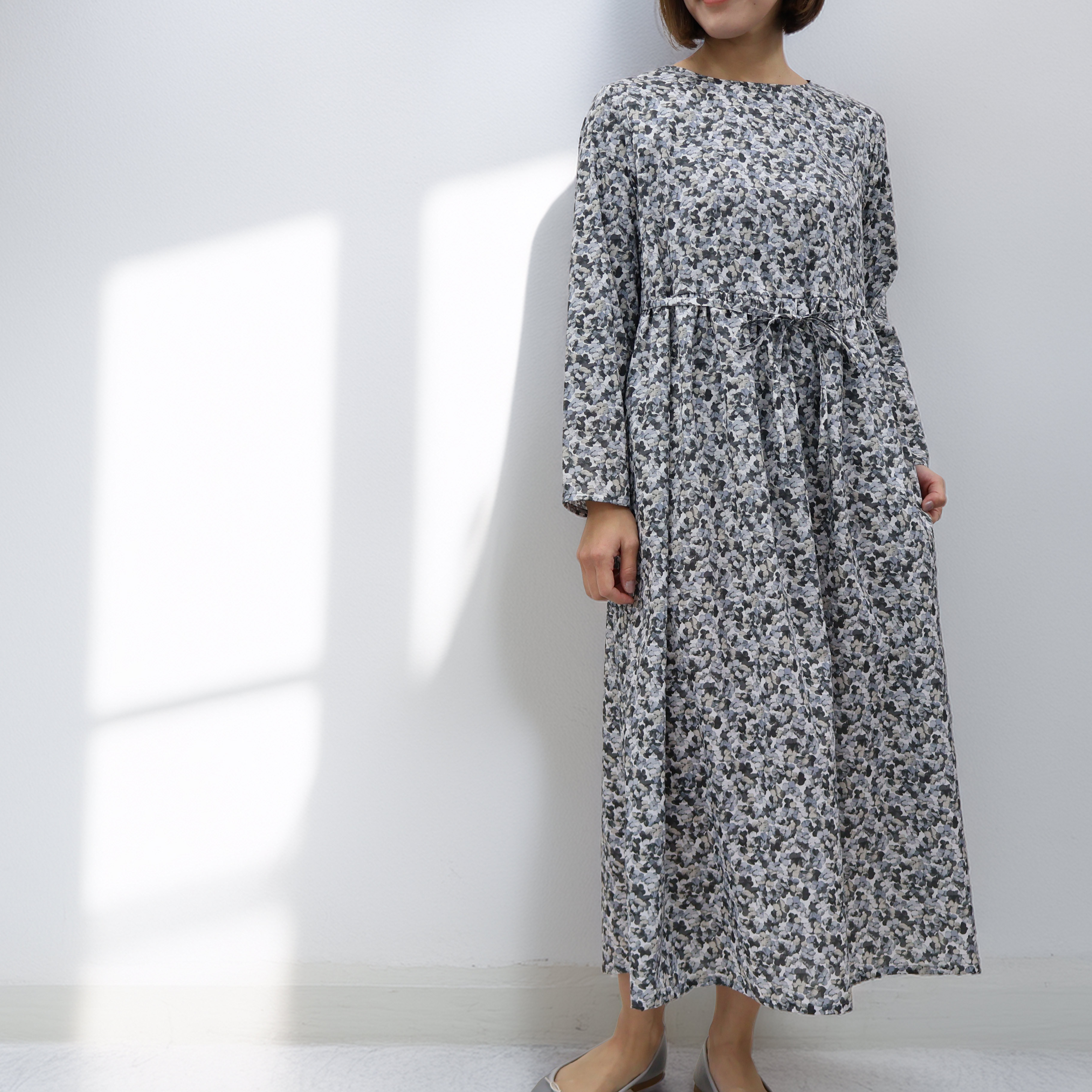 リバティ　ギャザーワンピース　＜ヒラリーアン＞　グレー　タナローン使用　日本製