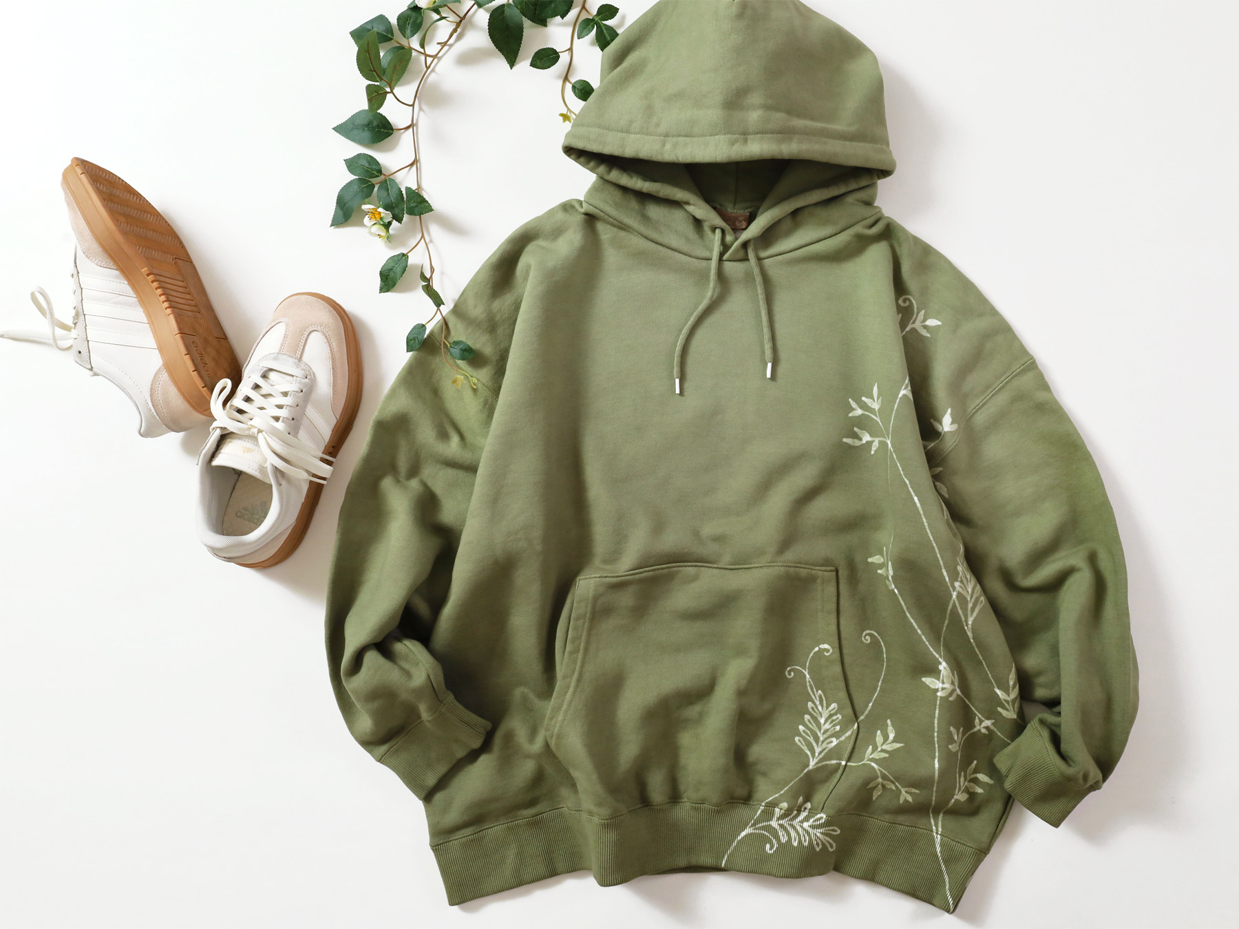 蔓草柄 ろうけつ染めオーバーサイズパーカー 苔色 moss green