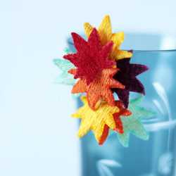 奥深い秋色に染まる紅葉の立体刺繍ポニーフック 1枚目の画像