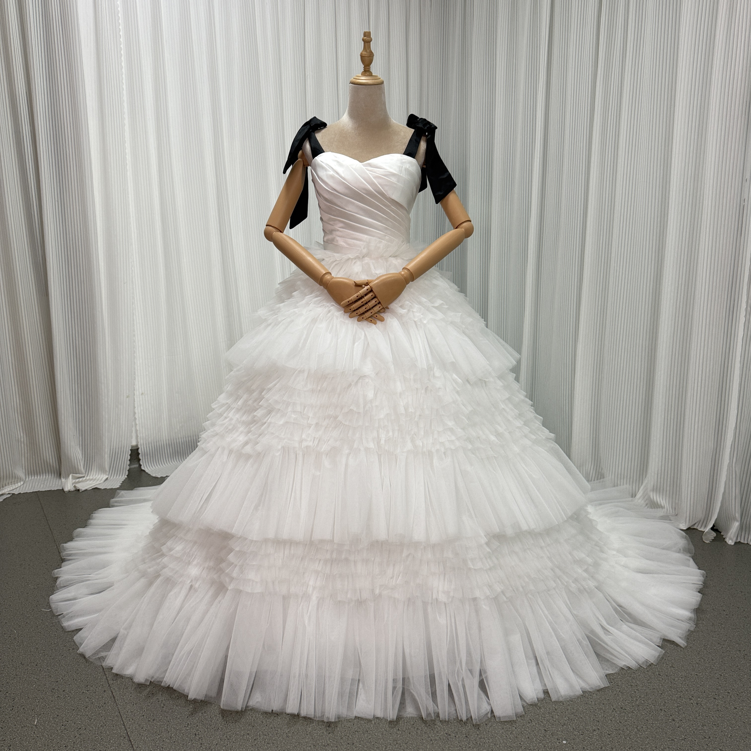 送料無料！ウエディングドレス キャミソール 編み上げ もこもこドレス オフホワイト 前撮り 結婚式  プリンセスライン