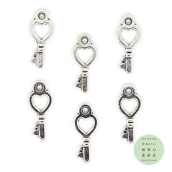 小さな縦長中空のハートの形の鍵のチャーム（アンティークシルバー/ハートキー）6個セット #C-0385 1枚目の画像