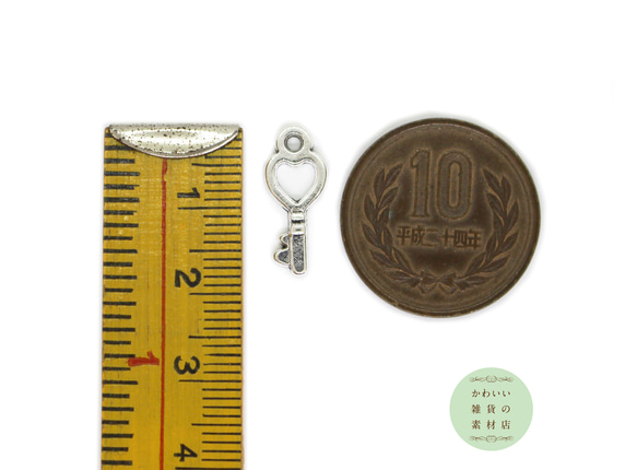 小さな縦長中空のハートの形の鍵のチャーム（アンティークシルバー/ハートキー）6個セット #C-0385 4枚目の画像